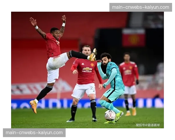 “双红会”赛前,两队球迷在安菲尔德外交换围巾致敬希尔斯堡