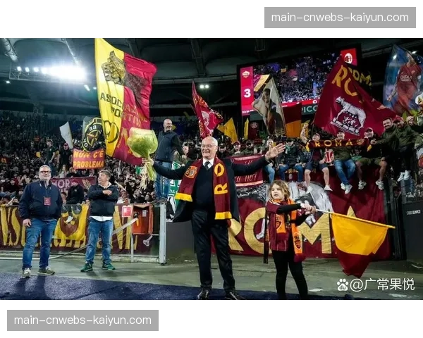 致敬传奇!比赛第7分钟,全场球迷起立鼓掌 致敬传奇!比赛第7分钟,全场球迷起立鼓掌