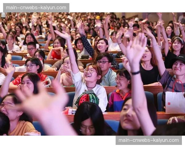 主场光环:里卡多晋级Q3,现场观众起立欢呼 主场光环:里卡多晋级Q3,现场观众起立欢呼